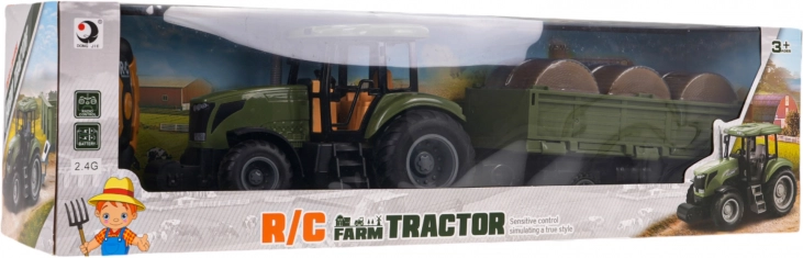 Zeleni daljinski upravljani traktor s prikolicom