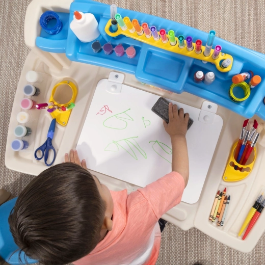 Velika radna površina i ploča za suho brisanje