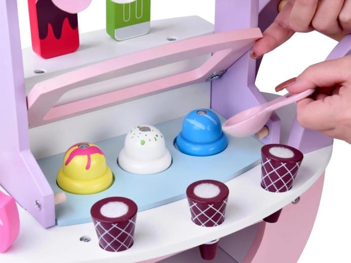 Ice creams with magnetic scoops
