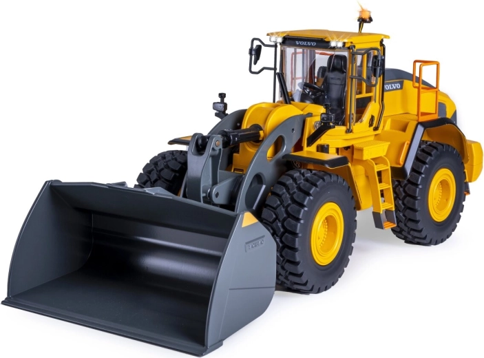 4x4 drive and realistic articulated steering