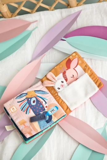 A comforter for interactive play