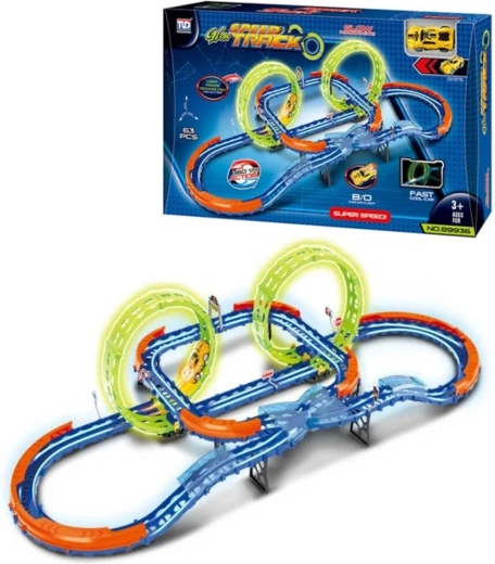 Svjetleća autodrom-staza u mraku s križanjem i looping petljama s LED autićem