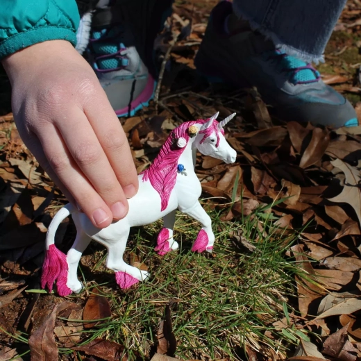 Encourages creativity and imagination