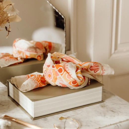 Lagani šal s elegantnim motivom