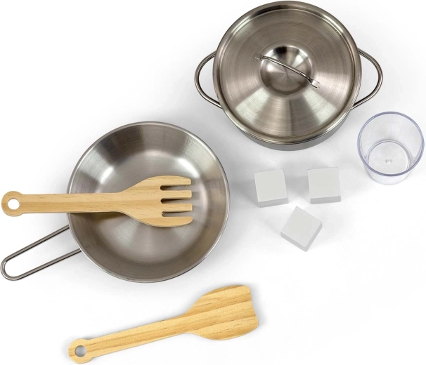 Plenty of accessories for cooking play