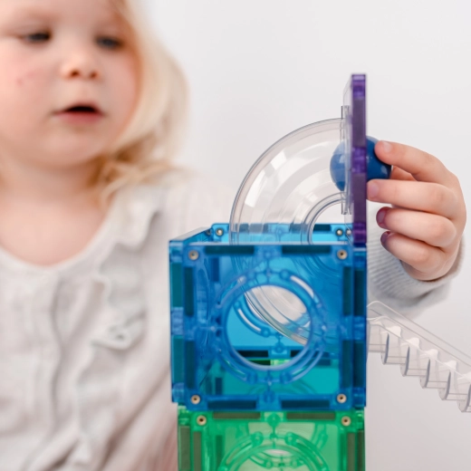 Prozirne staze za kuglice za učenje fizike kroz igru