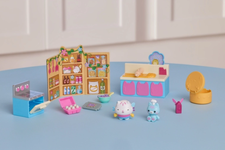 Figures and accessories for creative play