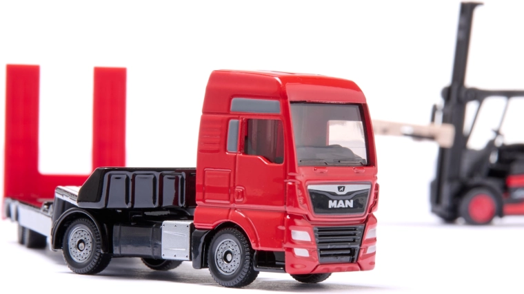 Realistic MAN tractor unit in a compact scale