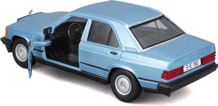 Otvarajuća vrata i detaljno razrađen interijer