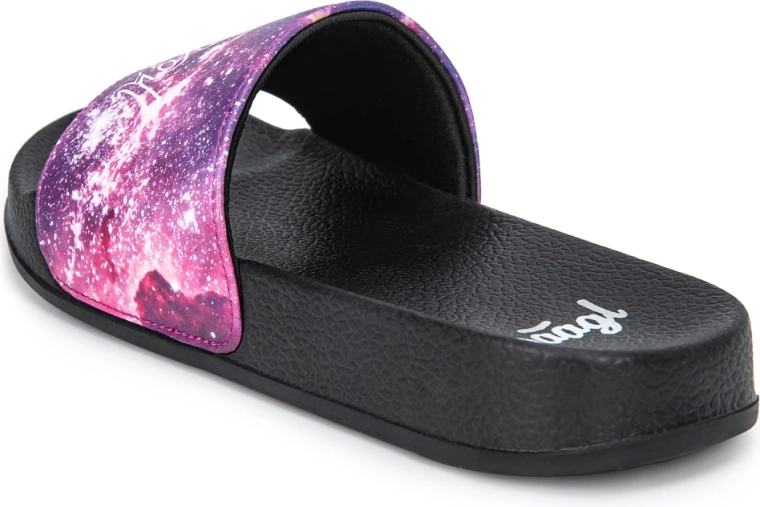 Ergonomically shaped footbed for comfort
