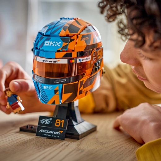 Autentična McLaren kaciga s ikončnim bojama