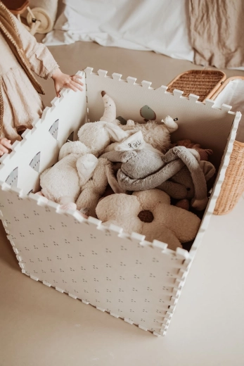 2-in-1: a play mat that turns into a storage box