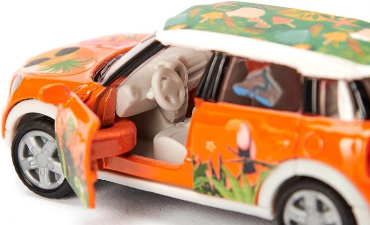 Metalna karoserija i vrata koja se otvaraju