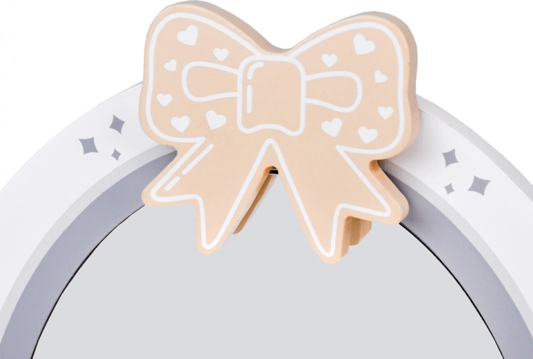 Čaroban dizajn s mašnicom i ogledalom