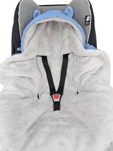 Stays in place like a footmuff, doesn’t fall like a blanket