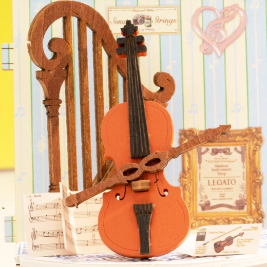 Detaljni elementi uključujući mini violinu