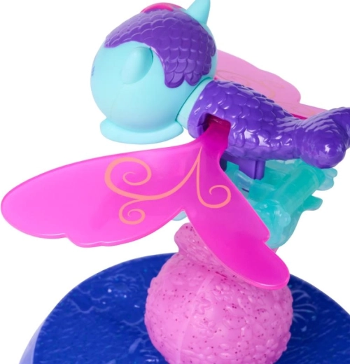 Lepršava krila na prstu i na stalku