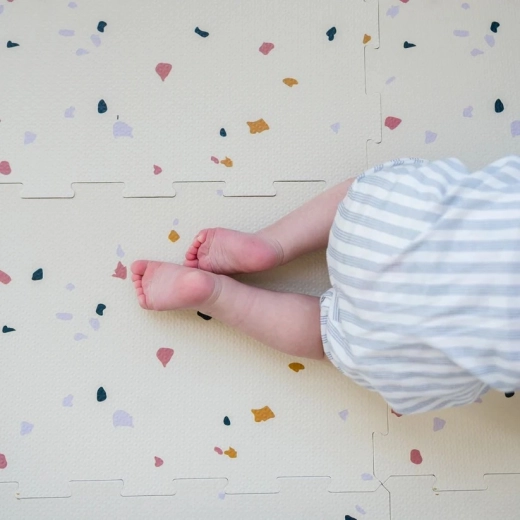Soft surface for play and first steps