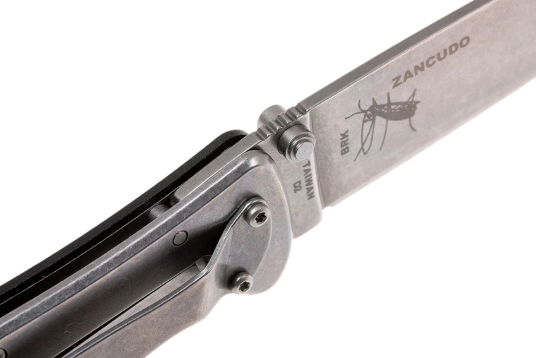Reliable frame lock and one-handed opening