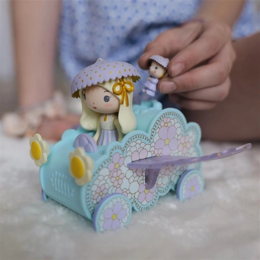 Oblačkasti autić s cvjetnim ukrasima