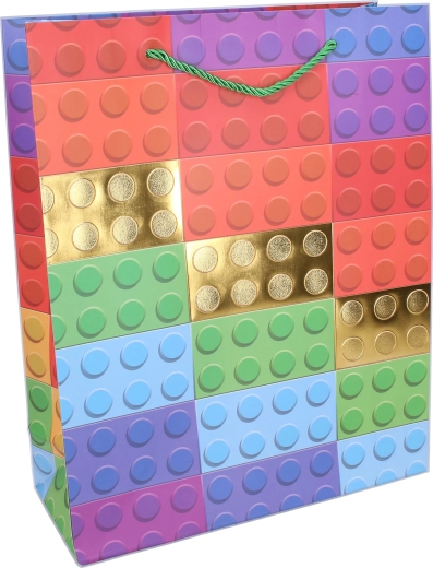 Zaigran dizajn sa zlatnim akcentima