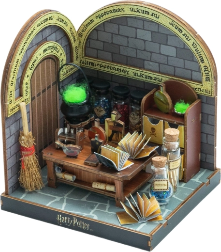 Detaljna mini diorama učionice napitaka
