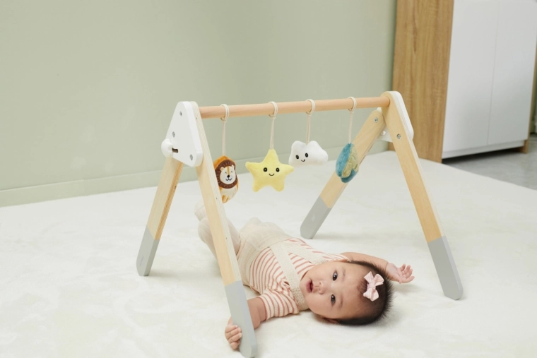 Motor skill support during play while lying down