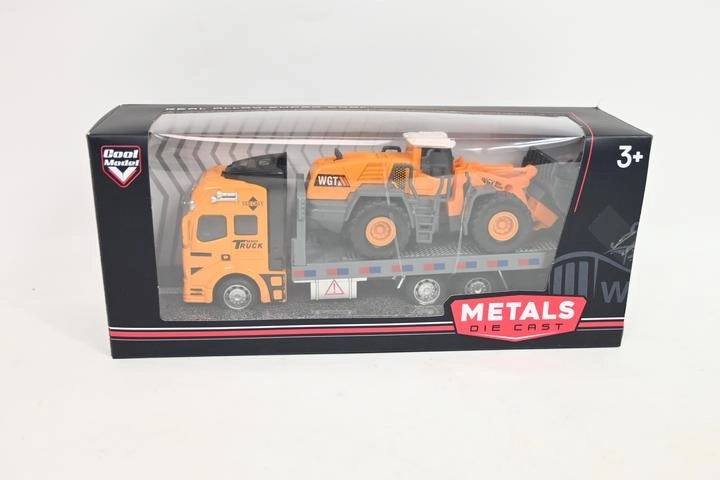 Kamion šlep službe (auto transporter) s metalnim automobilom u kutiji