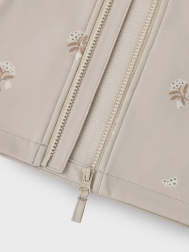 Practical details: zippers, pockets and chin guard