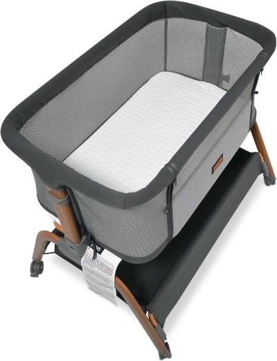Breathable mesh sides, wheels with brakes and mattress included