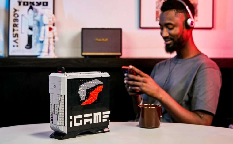 Stilska vitrina-dekoracija za gaming setup