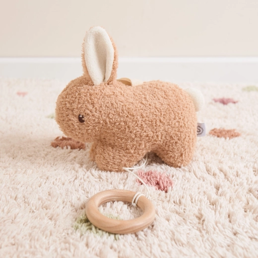 Ugodan pliš i drveni prsten za male ručice