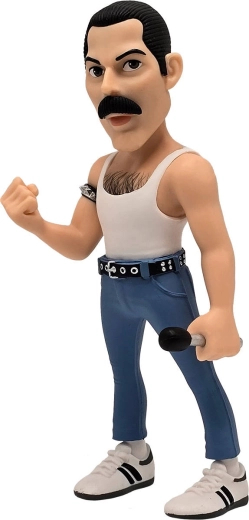 Accessories and pose for maximum authenticity