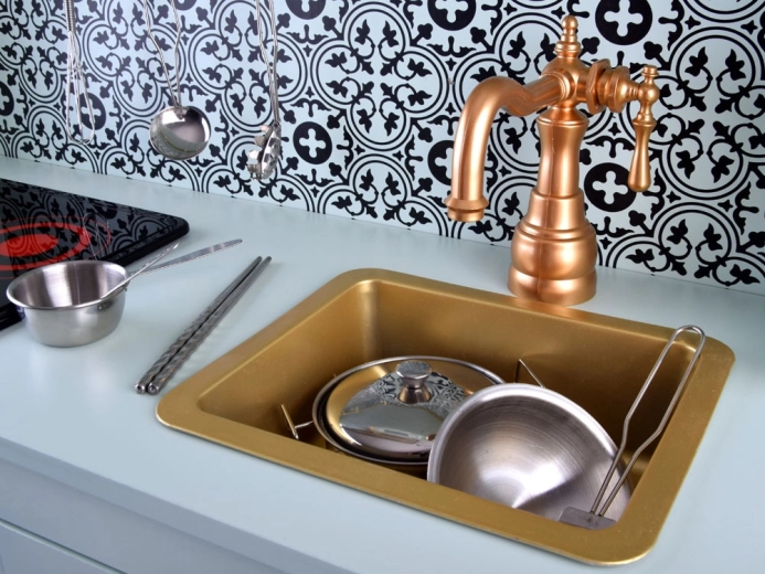 Stilski zlatni sudoper i vintage miješalica