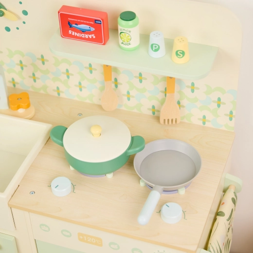 Realistic details for imaginative play