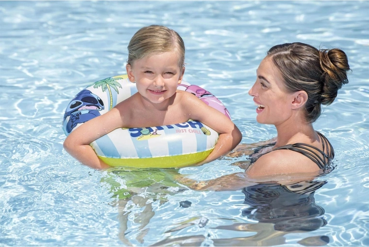 Light support during water play