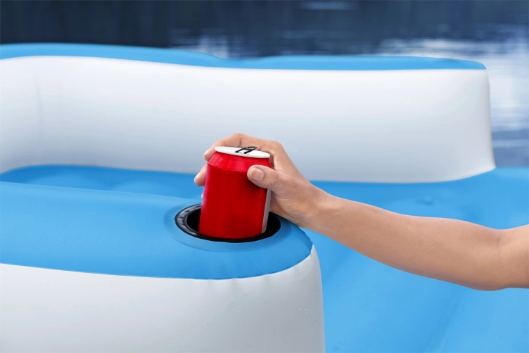 Comfort for the group: backrests and cup holders