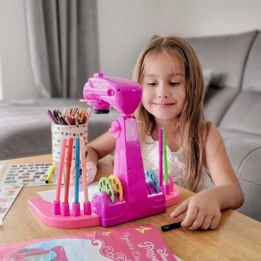 Sve pri ruci zahvaljujući držačima i spremištu