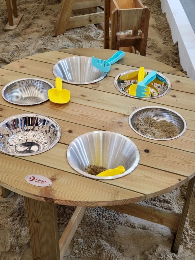 Six stations for little explorers