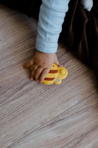 Razvoj osjetila i fine motorike od prvih dana