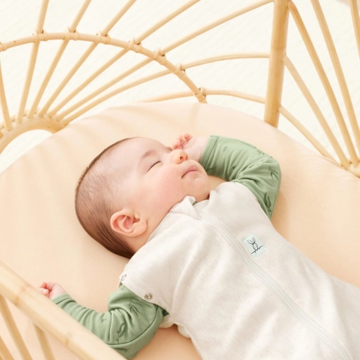 2-in-1: swaddle and sleeping bag as your baby grows
