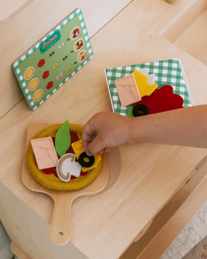 Autentična pizza na drvenoj lopatici