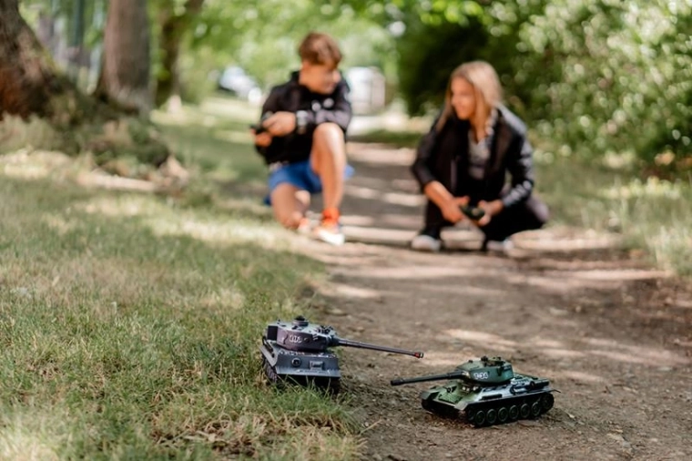Starx tenkovi na daljinsko upravljanje s infracrvenom bitkom 2,4 GHz – set od 2 komada