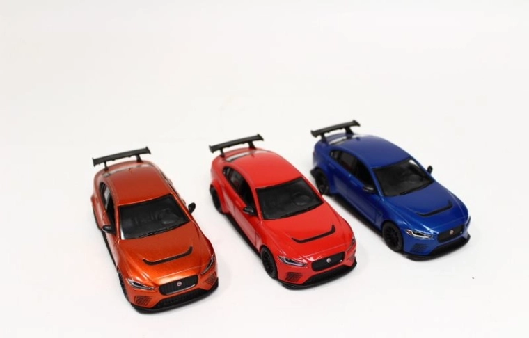 Model automobila Jaguar XE SV Project 8 s projektorom, 4x4 - 1 komad