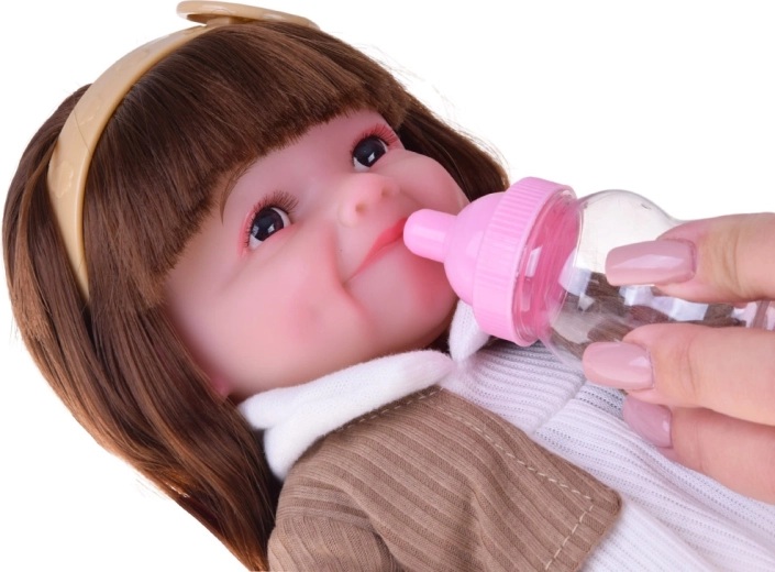 Realistična briga s bočicom i pelenom