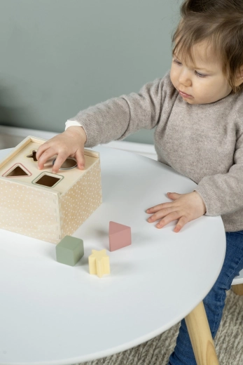 Learning shapes, colors and logic through play