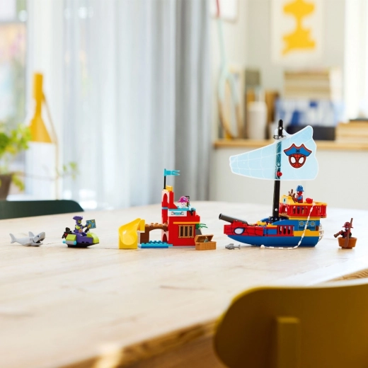 Akcijski piratski brod s pucanjem i paukovom mrežom