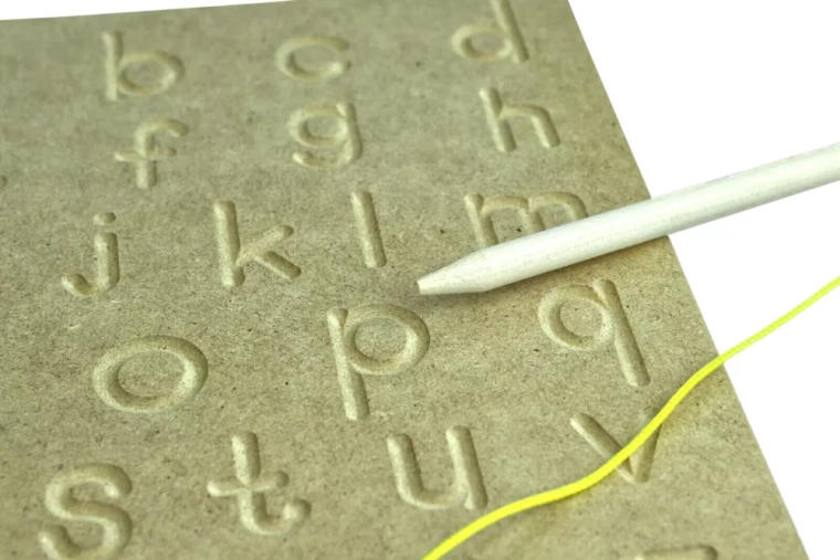 Engraved grooves guide the hand and support a correct grip