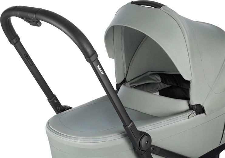 Breathable carrycot with wind protection