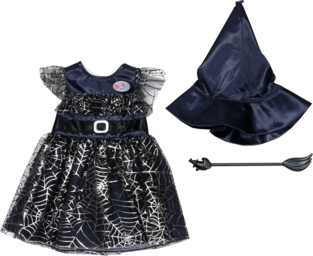 Witchy look with a spiderweb motif